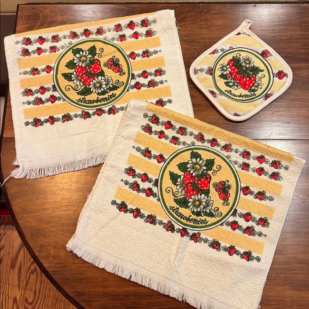 Vintage Collection Strawberry Lot of 2 Terry Towels Potholder 70s 80s Yellow Red